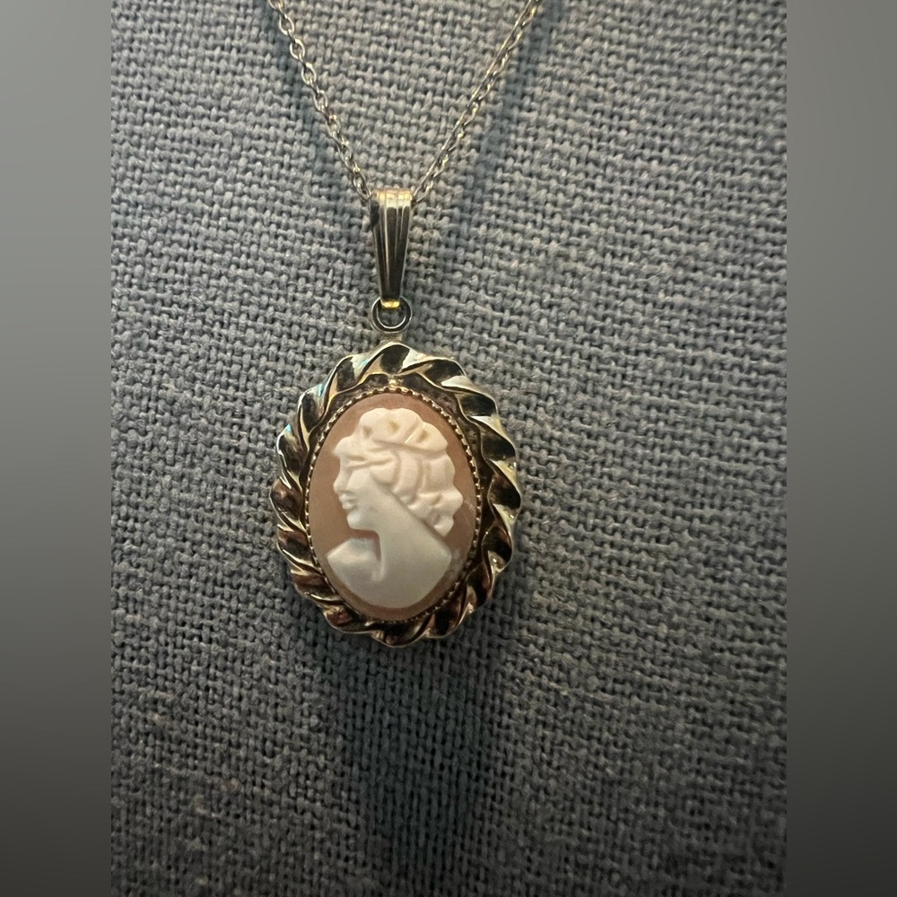 Vintage Elegant 1/20 14K Gold and Cream Cameo Pendant w GF Necklace - Picture 4 of 9